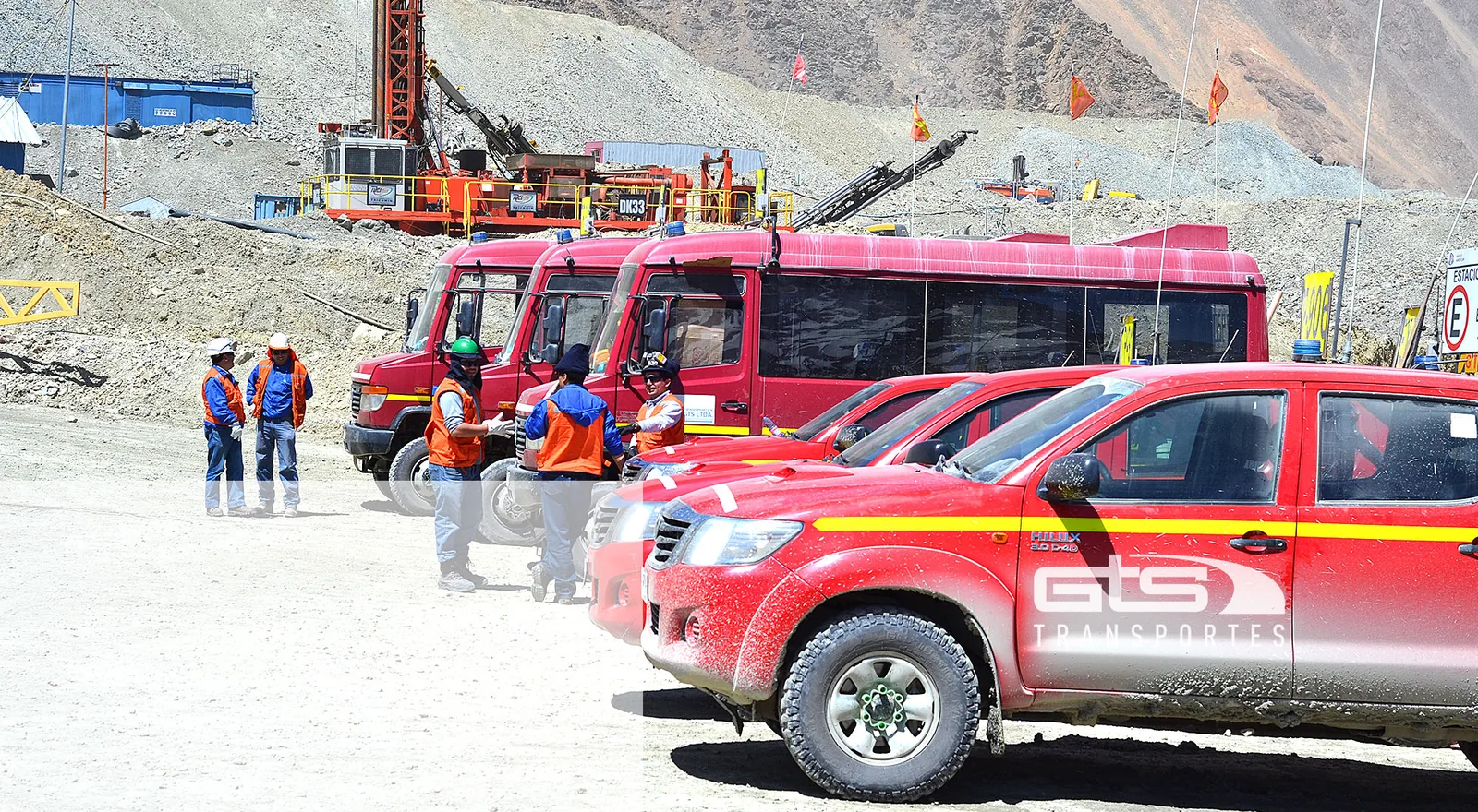 Vehículos GTS Transportes operando en faena minera